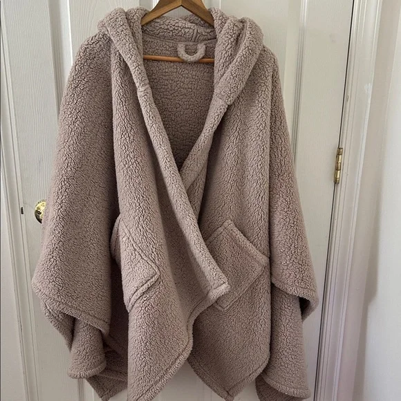 L.L. Bean Women's Cozy Sherpa Wearable Throw - Picture 3 of 4
